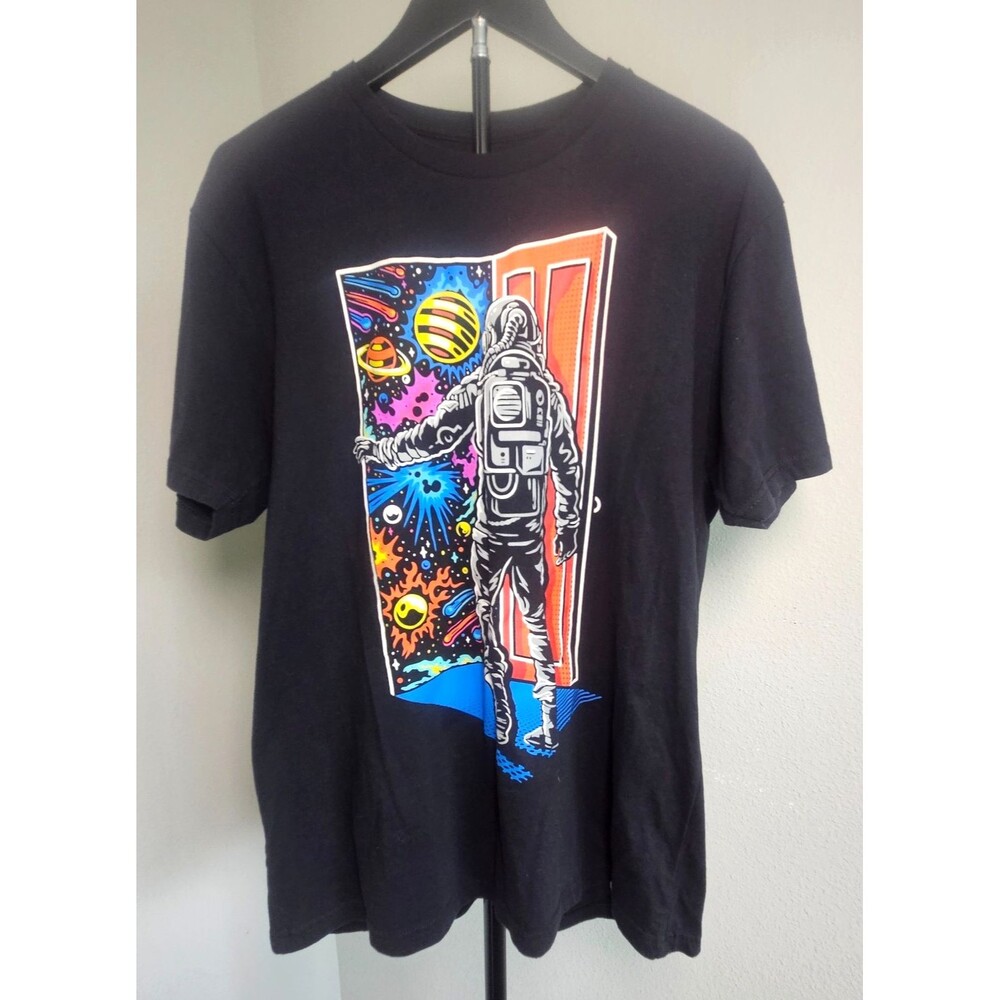 Into The AM Astronaut Graphic T-Shirt Men’s Large Black Space Galaxy Sci Fi Tee